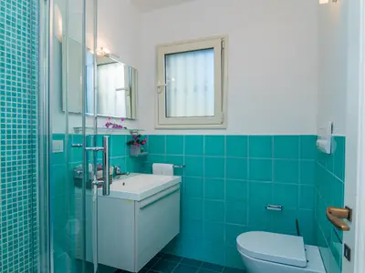Badezimmer mit Dusche