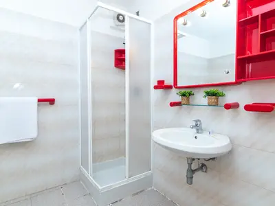 Badezimmer mit Dusche