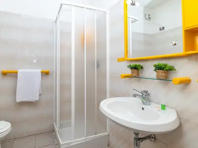 Badezimmer mit Dusche