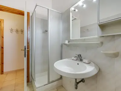 Badezimmer mit Dusche