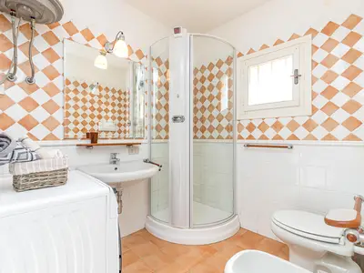 Badezimmer mit Dusche