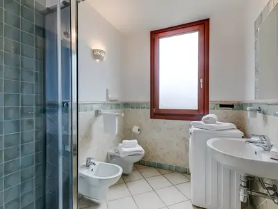 Badezimmer mit Dusche