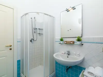 Badezimmer mit Dusche