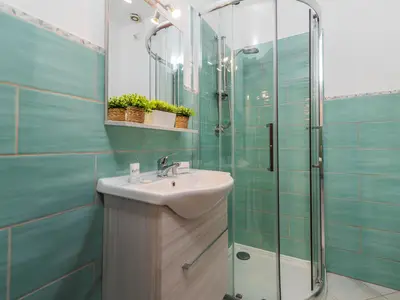 Badezimmer mit Dusche