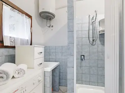 Badezimmer mit Dusche