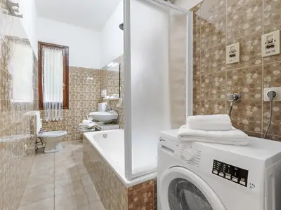 Badezimmer mit Badewanne