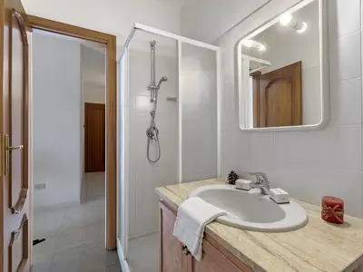 Badezimmer mit Dusche