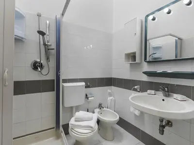 Badezimmer mit Dusche