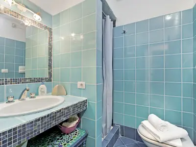 Badezimmer mit Dusche