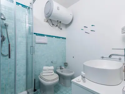 Badezimmer mit Dusche