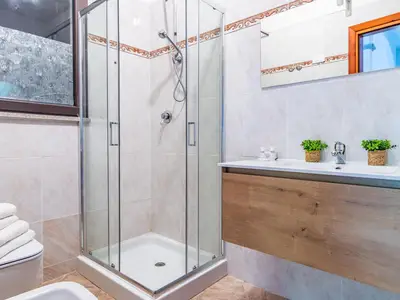 Badezimmer mit Dusche