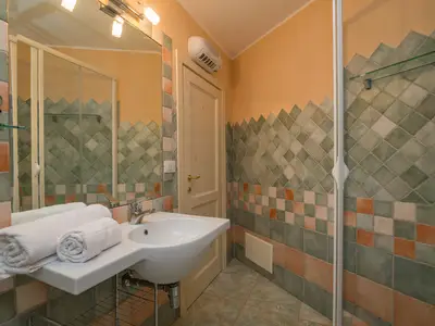 Badezimmer mit Dusche