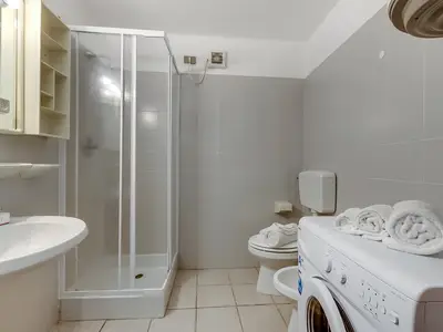 Badezimmer mit Dusche