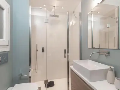 Badezimmer mit Dusche