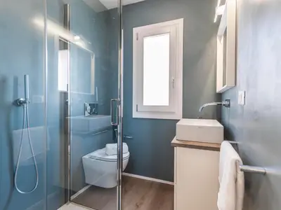 Badezimmer mit Dusche