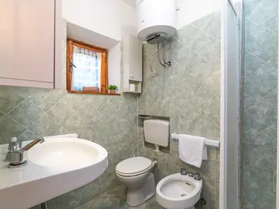 Badezimmer mit Dusche