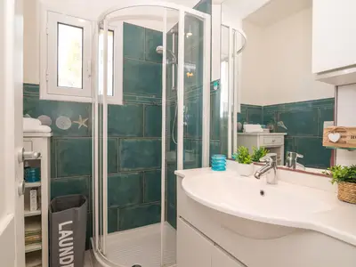 Badezimmer mit Dusche