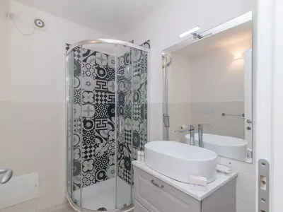 Badezimmer mit Dusche