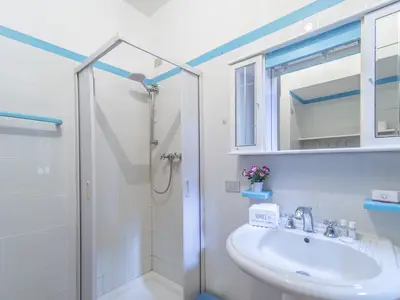 Badezimmer mit Dusche