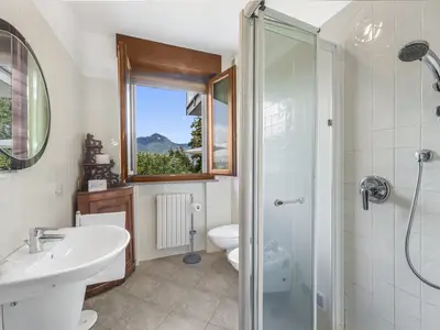 Badezimmer mit Dusche