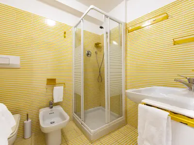 Badezimmer mit Dusche