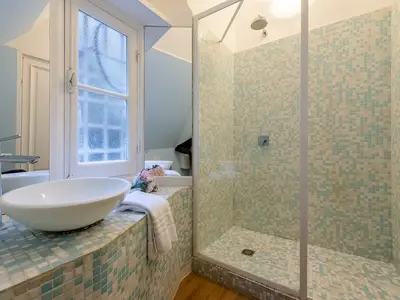 Badezimmer mit Dusche