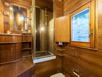 Badezimmer mit Dusche