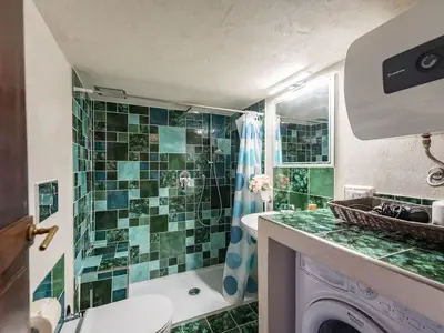 Badezimmer mit Dusche