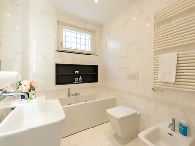 Badezimmer mit Badewanne