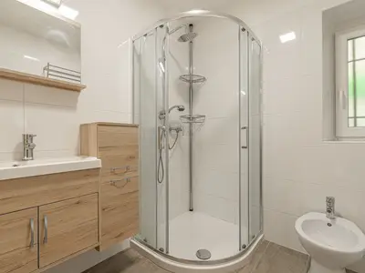 Badezimmer mit Dusche