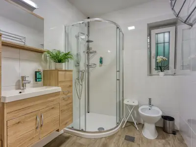 Badezimmer mit Dusche