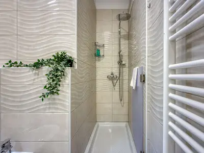 Badezimmer mit Dusche