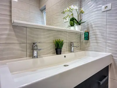 Badezimmer mit Dusche