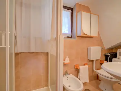 Badezimmer mit Dusche