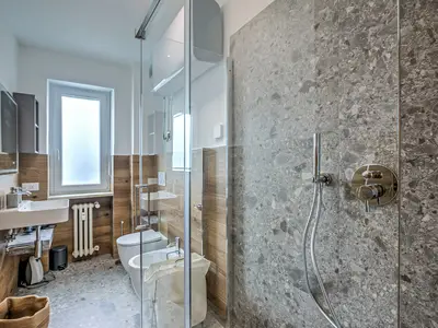 Badezimmer mit Dusche