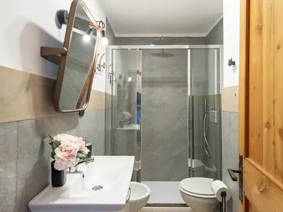 Badezimmer mit Dusche