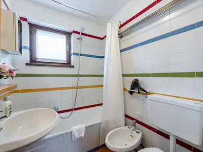 Badezimmer mit Badewanne