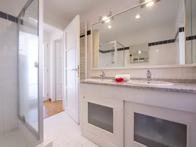 Badezimmer mit Dusche