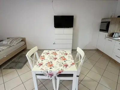 Esstisch mit Blick zum Fernsehrer