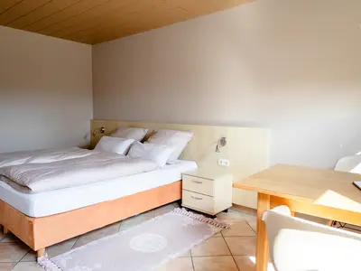 Studio 7 - Tisch, Bett