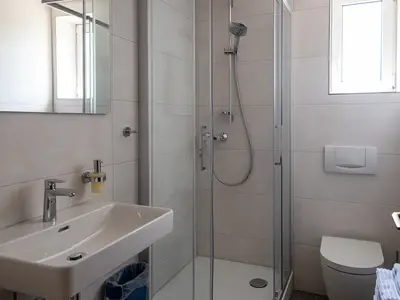 Studio 7 - neues Bad mit Dusche und Fenster