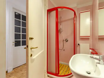 Badezimmer mit Dusche