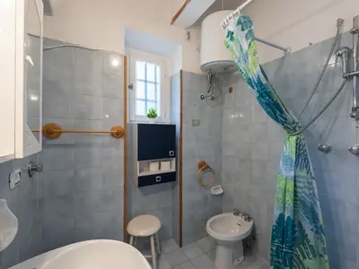 Badezimmer mit Dusche