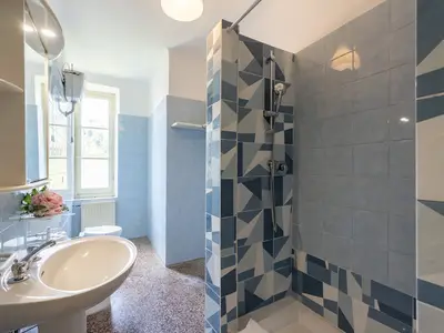 Badezimmer mit Dusche