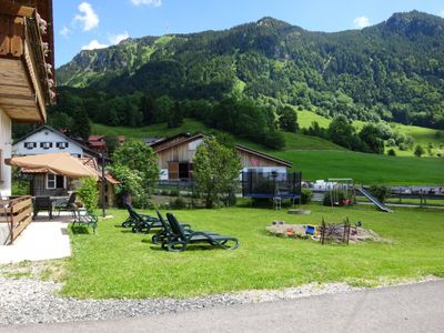 Terrasse und Spielplatz