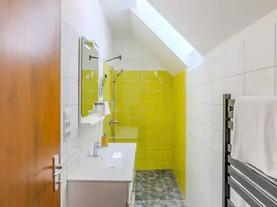 Badezimmer mit Dusche