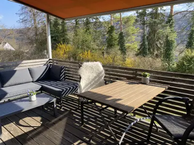 Überdachter Balkon, Beschattung durch Markise möglich.