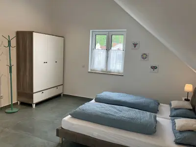Schrank und Kleiderständer bieten ausreichend Platz für Ihre Urlaubsgaderobe