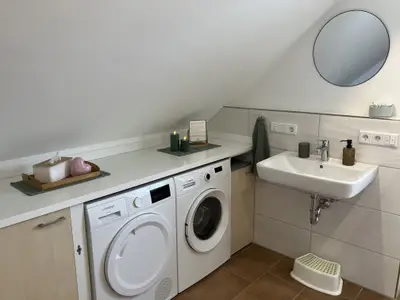 Waschmaschine und Trockner (beides neu) und viel Platz für Ihre Kosmetikartikel
