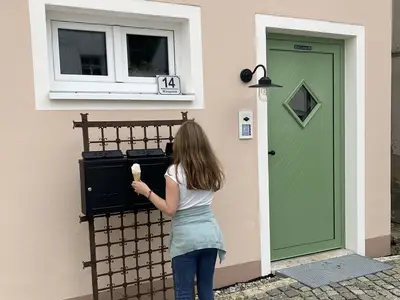 Wir begrüßen Sie gerne an unserer grünen Haustür
